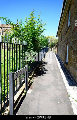 Vista lungo la Church Walk con parte della cattedrale a sinistra, Ilminster, Somerset, Regno Unito, Europa Foto Stock