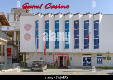 Ohrid, Macedonia del Nord - 23 ottobre 2023: Astral Casino Building presso Boulevard of Macedonian Educators. Foto Stock