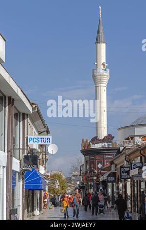 Ohrid, Macedonia del Nord - 23 ottobre 2023: Minareto bianco alla Moschea di Ali Pasha nella città vecchia. Foto Stock