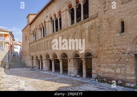 Ohrid, Macedonia del Nord - 23 ottobre 2023: Vista posteriore della Chiesa ortodossa macedone di Santa Sofia Bricks Building. Foto Stock