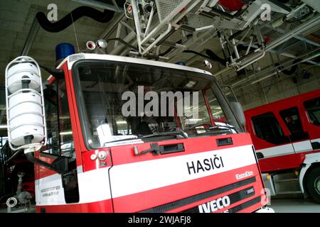 Prag, Repubblica Ceca. 14 febbraio 2024. Vista di un motore antincendio nella stazione dei vigili del fuoco nel quartiere Holesovice di Praga. Il ministro federale degli interni Faeser visita la nuova stazione dei vigili del fuoco nel quartiere Holesovice di Praga, inaugurata due anni fa. In un successivo incontro con il ministro ceco degli interni, uno degli argomenti all'ordine del giorno è stata la cooperazione in materia di protezione contro gli incendi e le catastrofi. Crediti: Michael Heitmann/dpa/Alamy Live News Foto Stock