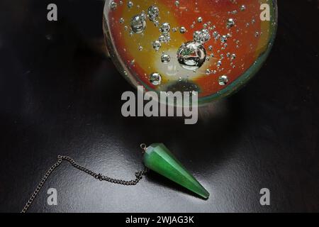 Pendolo turchese e sfera di cristallo per la divinazione e il potenziamento delle capacità psichiche Foto Stock