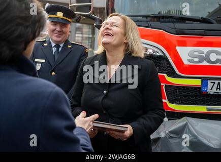 Praga, Repubblica Ceca. 14 febbraio 2024. Il ministro dell'interno tedesco Nana Faeser (a destra) ha visitato la caserma dei vigili del fuoco Argentinska a Praga, Repubblica Ceca, il 14 febbraio 2024. Crediti: Michaela Rihova/CTK Photo/Alamy Live News Foto Stock