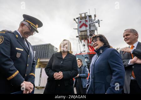 Praga, Repubblica Ceca. 14 febbraio 2024. Il ministro dell'interno tedesco Nana Faeser (centro) ha visitato la caserma dei vigili del fuoco Argentinska a Praga, Repubblica Ceca, il 14 febbraio 2024. Sul lato sinistro si vede Ludek Prudil, capo dei Vigili del fuoco di Praga. Crediti: Michaela Rihova/CTK Photo/Alamy Live News Foto Stock