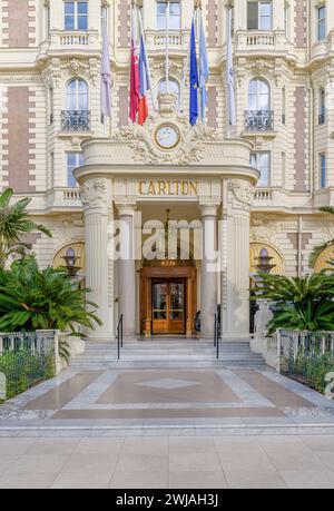 L'iconico hotel Carlton a Cannes, Costa Côte Azzurra, Francia. Famoso per aver ospitato star del cinema durante il Festival del cinema. Foto Stock