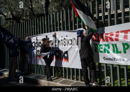 Italia. 14 febbraio 2024. 14-2-2024 - Roma, Italia - Cronaca - Presidio di potenti al popolo davanti la sede Rai di Viale Mazzini. Nella foto i manifestanti davanti la sede Rai in Viale Mazzini crediti: LaPresse/Alamy Live News Foto Stock