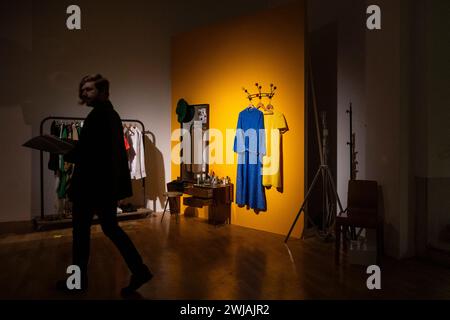 Londra, Regno Unito. 14 febbraio 2024. «Dressing room», 2022, alla prima britannica di «Dreams Have No Titles» dell’artista franco-algerino Zineb Sedira alla Whitechapel Gallery. Originariamente concepita per il Padiglione francese alla 59a Biennale di Venezia, la mostra comprende performance, musica, danza, installazione e film sperimentati attraverso una serie di set immersivi che esplorano la produzione cinematografica d'avanguardia dall'Algeria, dalla Francia e dall'Italia negli anni '1960 e '1970 Lo spettacolo si svolge dal 15 febbraio al 12 maggio 2024. Crediti: Stephen Chung / Alamy Live News Foto Stock