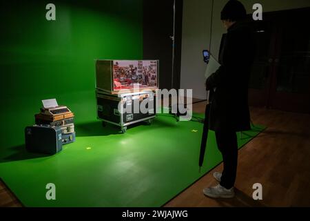 Londra, Regno Unito. 14 febbraio 2024. "Way of Life (Maquette)", 2019, alla prima britannica di "Dreams Have No Titles" dell'artista franco-algerino Zineb Sedira alla Whitechapel Gallery. Originariamente concepita per il Padiglione francese alla 59a Biennale di Venezia, la mostra comprende performance, musica, danza, installazione e film sperimentati attraverso una serie di set immersivi che esplorano la produzione cinematografica d'avanguardia dall'Algeria, dalla Francia e dall'Italia negli anni '1960 e '1970 Lo spettacolo si svolge dal 15 febbraio al 12 maggio 2024. Crediti: Stephen Chung / Alamy Live News Foto Stock