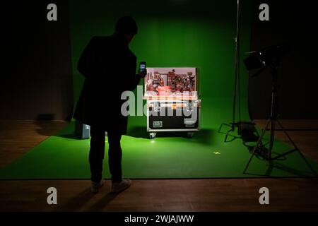 Londra, Regno Unito. 14 febbraio 2024. "Way of Life (Maquette)", 2019, alla prima britannica di "Dreams Have No Titles" dell'artista franco-algerino Zineb Sedira alla Whitechapel Gallery. Originariamente concepita per il Padiglione francese alla 59a Biennale di Venezia, la mostra comprende performance, musica, danza, installazione e film sperimentati attraverso una serie di set immersivi che esplorano la produzione cinematografica d'avanguardia dall'Algeria, dalla Francia e dall'Italia negli anni '1960 e '1970 Lo spettacolo si svolge dal 15 febbraio al 12 maggio 2024. Crediti: Stephen Chung / Alamy Live News Foto Stock