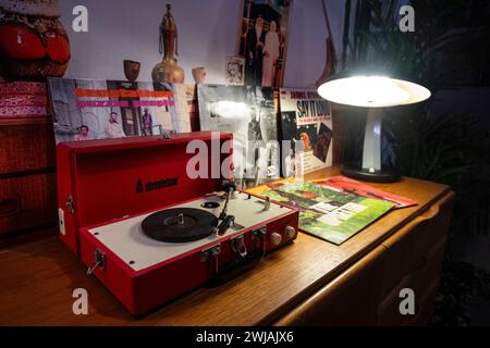 Londra, Regno Unito. 14 febbraio 2024. Dettaglio di "Way of Life", 2019, diorama del salotto dell'artista, alla prima inglese di "Dreams Have No Titles" dell'artista franco-algerino Zineb Sedira alla Whitechapel Gallery. Originariamente concepita per il Padiglione francese alla 59a Biennale di Venezia, la mostra comprende performance, musica, danza, installazione e film sperimentati attraverso una serie di set immersivi che esplorano la produzione cinematografica d'avanguardia dall'Algeria, dalla Francia e dall'Italia negli anni '1960 e '1970 Lo spettacolo si svolge dal 15 febbraio al 12 maggio 2024. Crediti: Stephen Chung / Alamy Live News Foto Stock
