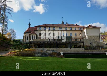 Luhacovice, Repubblica Ceca - 28 ottobre 2023 - Vista della Casa Agostiniana in un pomeriggio d'autunno soleggiato Foto Stock