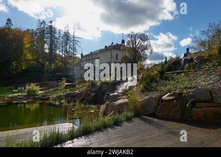 Luhacovice, Repubblica Ceca - 28 ottobre 2023 - Vista della Casa Agostiniana in un pomeriggio d'autunno soleggiato Foto Stock