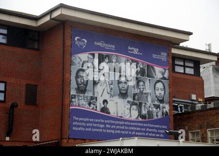 Epsom General Hospital con poster NHS fuori nella pioggia Surrey Inghilterra Foto Stock