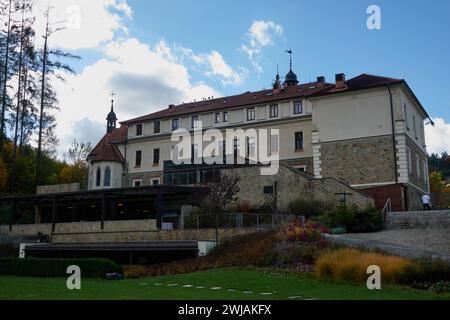 Luhacovice, Repubblica Ceca - 28 ottobre 2023 - Vista della Casa Agostiniana in un pomeriggio d'autunno soleggiato Foto Stock