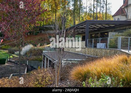 Luhacovice, Repubblica Ceca - 28 ottobre 2023 - Vista della Casa Agostiniana in un pomeriggio d'autunno soleggiato Foto Stock