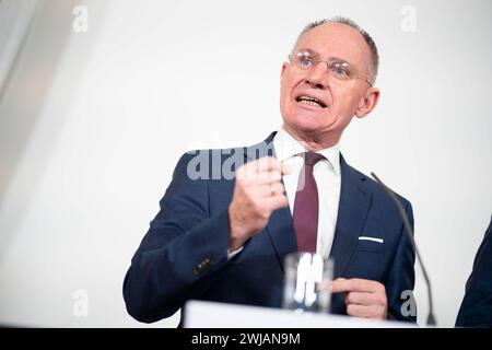 Vienna, Österreich. 14. Febbraio 2024. Pressefoyer nach Ministerrat der Österreichischen Bundesregierung. Bild zeigt Innenminister Gerhard Karner ÖVP. *** Vienna, Austria 14 febbraio 2024 Foyer stampa dopo il Consiglio dei ministri del governo federale austriaco immagine mostra il ministro dell'interno Gerhard Karner ÖVP Foto Stock