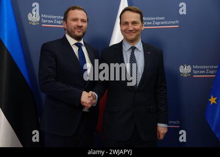 Visita in Polonia del ministro degli Esteri estone Margus Tsahkna. Il ministro degli Esteri polacco Radoslaw Sikorski R accoglie il ministro degli Esteri estone Margus Tsahkna L a Varsavia, Polonia, il 14 febbraio 2024. Varsavia Polonia Copyright: XAleksanderxKalkax Foto Stock