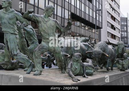 Il Monumento Encierro/Entzierroa di Rafael Huerta raffigura i partecipanti alla corsa dei tori, Pamplona, Navarra, Spagna, Spagna, Europa Foto Stock