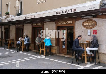 Persone che mangiano e bevono fuori Bar Gaucho, Pamplona, Navarra, Spagna, Spagna, Europa Foto Stock