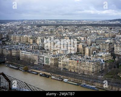 Parigi, Francia. 11 febbraio 2024. © Sebastien Muylaert/MAXPPP - Parigi 11/02/2024 illustrazione de Paris depuis la Tour Eiffel. - Generale vieux di Parigi, Francia Fen 11, 2024 credito: MAXPPP/Alamy Live News Foto Stock