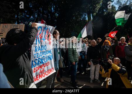 Roma, Italia. 14 febbraio 2024. 14-2-2024 - Roma, Italia - Cronaca - Presidio di potenti al popolo davanti la sede Rai di Viale Mazzini. Nella foto i manifestanti davanti la sede Rai in Viale Mazzini crediti: LaPresse/Alamy Live News Foto Stock