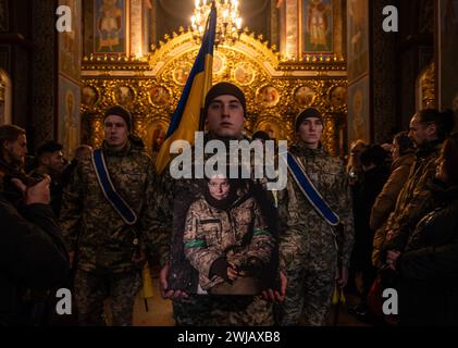 Kiev, Ucraina. 14 febbraio 2024. Un funerale di San Valentino a Kiev, Ucraina. Diana Savita Wagner, un medico di combattimento volontario tedesco noto con il segnale di chiamata ''SERPENTE'', morì in una missione nell'Ucraina orientale. (Credit Image: © Svet Jacqueline/ZUMA Press Wire) SOLO PER USO EDITORIALE! Non per USO commerciale! Foto Stock