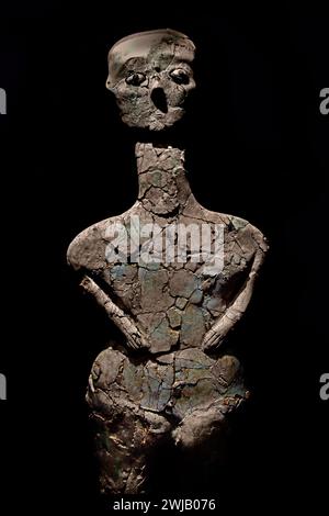 Statua di Ain Ghazal Neolitico Giordania Amman 7250 - 5000 a.C. è un sito archeologico neolitico tra le più antiche statue di grandi dimensioni mai scoperte. Questa statua era fatta di gesso calcareo, canne e bitume Foto Stock