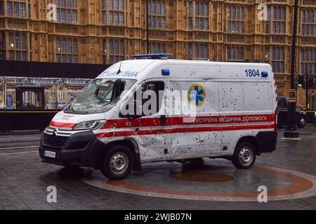 Londra, Regno Unito. 14 febbraio 2024. Un'ambulanza piena di fori di proiettile è stata esposta al di fuori del Parlamento del Regno Unito insieme ad altri oggetti appartenenti ai paramedici di guerra, in vista del secondo anniversario dell'invasione russa dell'Ucraina. Crediti: Vuk Valcic/Alamy Live News Foto Stock