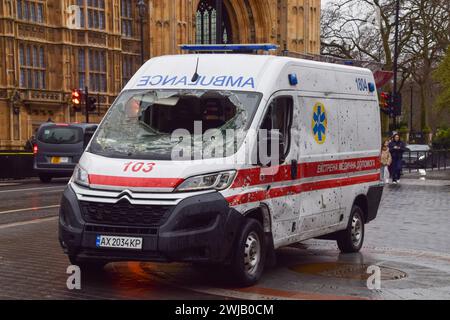 Londra, Regno Unito. 14 febbraio 2024. Un'ambulanza piena di fori di proiettile è stata esposta al di fuori del Parlamento del Regno Unito insieme ad altri oggetti appartenenti ai paramedici di guerra, in vista del secondo anniversario dell'invasione russa dell'Ucraina. Crediti: Vuk Valcic/Alamy Live News Foto Stock
