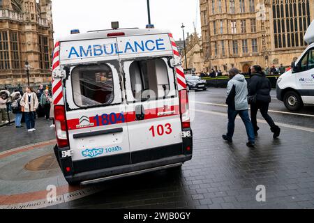 Un'ambulanza danneggiata dalla guerra a Westminster, nel centro di Londra, durante il tour medico ucraino in prima linea nel Regno Unito. Data foto: Mercoledì 14 febbraio 2024. Foto Stock
