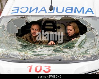 I medici ucraini in prima linea Iryna Knyzhnyk e Brandon Mitchell fanno una sosta a Westminster, nel centro di Londra, durante il loro tour del Regno Unito in un'ambulanza danneggiata dalla guerra. Data foto: Mercoledì 14 febbraio 2024. Foto Stock
