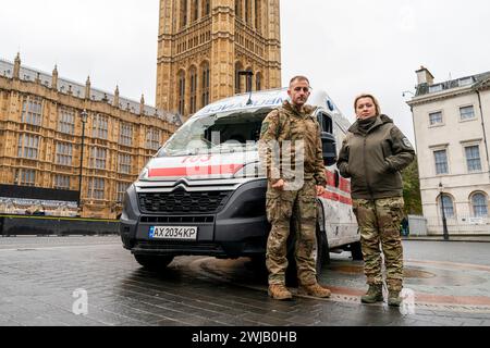I medici ucraini in prima linea Iryna Knyzhnyk e Brandon Mitchell fanno una sosta a Westminster, nel centro di Londra, durante il loro tour del Regno Unito in un'ambulanza danneggiata dalla guerra. Data foto: Mercoledì 14 febbraio 2024. Foto Stock