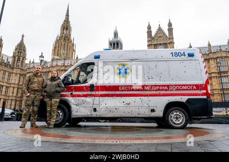 I medici ucraini in prima linea Iryna Knyzhnyk e Brandon Mitchell fanno una sosta a Westminster, nel centro di Londra, durante il loro tour del Regno Unito in un'ambulanza danneggiata dalla guerra. Data foto: Mercoledì 14 febbraio 2024. Foto Stock