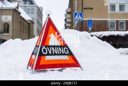 Durante il martedì, la polizia e i servizi di emergenza hanno praticato la "violenza mortale in corso" (in svedese: pågående dödligt våld, PDV) o in inglese, sparatutto attivo, a Linköping, Svezia. Foto Stock