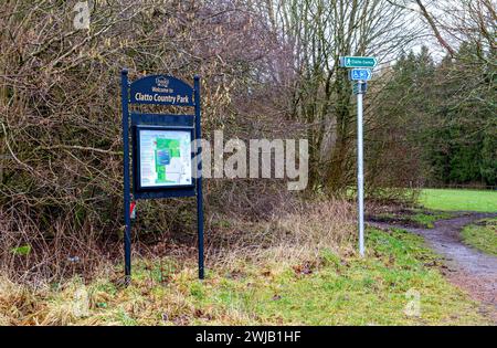 Dundee, Tayside, Scozia, Regno Unito. 14 febbraio 2024. Tempo nel Regno Unito: Giornata noiosa con docce a pioggia leggere al Clatto Country Park di Dundee. Il parco ha alberi di particolare forma e il bosco offre eccellenti passeggiate nella natura. L'Ancrum Outdoor Centre utilizza il serbatoio per gli sport acquatici, anche se a volte ci sono problemi con le alghe Blue Green. L'acqua ospita molte anatre e uccelli subacquei, con molti pesci che vivono in acque molto profonde. I servizi del Clatto includono un centro di sport acquatici, aree giochi per bambini, area picnic e barbecue. Crediti: Dundee Photographics/Alamy Live News Foto Stock