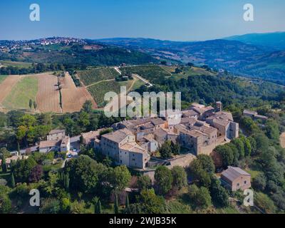 Cupramontana (Italia, Marche, provincia di Ancona), veduta del paese di Poggio Cupro, Cupramontana sullo sfondo Foto Stock