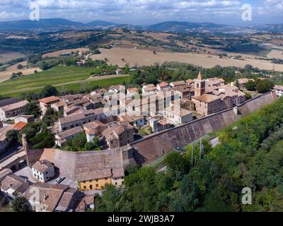 Barchi (Italia, Marche, provincia di Pesaro, comune di Terre Roveresche), veduta del paese Foto Stock