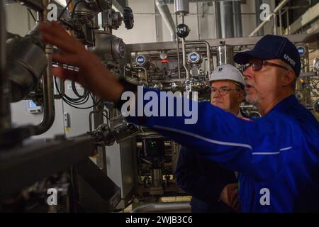 14 febbraio 2024, Sassonia-Anhalt, Staßfurt: Gert Grützkow (r), tecnologo per il bicarbonato di sodio a Ciech, mostra Reiner Haseloff (l, CDU), Ministro Presidente della Sassonia-Anhalt, lo stabilimento Sobic della società. L'impianto è stato modernizzato nel 2019 e fa parte del programma di investimenti CIECH a Staßfurt. Il programma di investimenti ammonta a oltre 400 milioni di euro. Ciech utilizza l'impianto Sobic per produrre bicarbonato di sodio alimentare e bicarbonato di sodio di grado farmaceutico. Foto: Klaus-Dietmar Gabbert/dpa Foto Stock