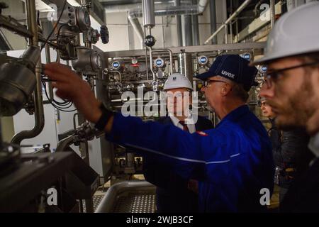 14 febbraio 2024, Sassonia-Anhalt, Staßfurt: Gert Grützkow (r), tecnologo per il bicarbonato di sodio a Ciech, mostra Reiner Haseloff (l, CDU), Ministro Presidente della Sassonia-Anhalt, lo stabilimento Sobic della società. L'impianto è stato modernizzato nel 2019 e fa parte del programma di investimenti CIECH a Staßfurt. Il programma di investimenti ammonta a oltre 400 milioni di euro. Ciech utilizza l'impianto Sobic per produrre bicarbonato di sodio alimentare e bicarbonato di sodio di grado farmaceutico. Foto: Klaus-Dietmar Gabbert/dpa Foto Stock