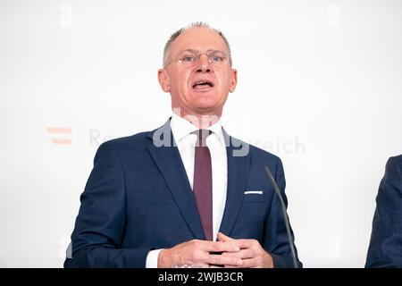 Vienna, Österreich. 14. Febbraio 2024. Pressefoyer nach Ministerrat der Österreichischen Bundesregierung. Bild zeigt Innenminister Gerhard Karner ÖVP. *** Vienna, Austria 14 febbraio 2024 Foyer stampa dopo il Consiglio dei ministri del governo federale austriaco immagine mostra il ministro dell'interno Gerhard Karner ÖVP Foto Stock