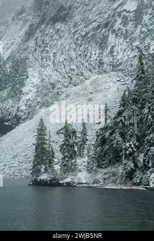 Nuova neve a Indigo Lago su Indigo Lago Trail, Cascade Laghi Area ricreativa, Willamette National Forest, Oregon Foto Stock