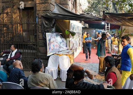 India, 1402/2024, il 4° anno dell'annuale Saraswati puja e mostra fotografica, organizzata dalla Kolkata Press Photographers' Association, si terrà il 14 e 15 febbraio presso l'animato sentiero pedonale dell'Esplanade East. Con 240 stampe eccezionali di 120 artisti, la mostra mette in risalto la loro dedizione alla narrazione in condizioni ambientali avverse. Sullo sfondo della dea indù Saraswati, simboleggia la conoscenza, l'arte, il linguaggio, la saggezza, e imparando, questo evento invita i visitatori a immergersi nell'affascinante mondo della fotografia per la stampa. (Foto di Biswarup Ganguly Foto Stock