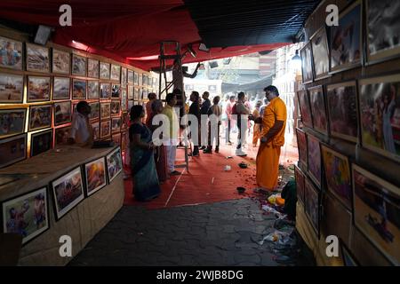 India, 1402/2024, il 4° anno dell'annuale Saraswati puja e mostra fotografica, organizzata dalla Kolkata Press Photographers' Association, si terrà il 14 e 15 febbraio presso l'animato sentiero pedonale dell'Esplanade East. Con 240 stampe eccezionali di 120 artisti, la mostra mette in risalto la loro dedizione alla narrazione in condizioni ambientali avverse. Sullo sfondo della dea indù Saraswati, simboleggia la conoscenza, l'arte, il linguaggio, la saggezza, e imparando, questo evento invita i visitatori a immergersi nell'affascinante mondo della fotografia per la stampa. (Foto di Biswarup Ganguly Foto Stock