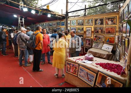 India, 1402/2024, il 4° anno dell'annuale Saraswati puja e mostra fotografica, organizzata dalla Kolkata Press Photographers' Association, si terrà il 14 e 15 febbraio presso l'animato sentiero pedonale dell'Esplanade East. Con 240 stampe eccezionali di 120 artisti, la mostra mette in risalto la loro dedizione alla narrazione in condizioni ambientali avverse. Sullo sfondo della dea indù Saraswati, simboleggia la conoscenza, l'arte, il linguaggio, la saggezza, e imparando, questo evento invita i visitatori a immergersi nell'affascinante mondo della fotografia per la stampa. (Foto di Biswarup Ganguly Foto Stock