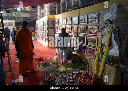 India, 1402/2024, il 4° anno dell'annuale Saraswati puja e mostra fotografica, organizzata dalla Kolkata Press Photographers' Association, si terrà il 14 e 15 febbraio presso l'animato sentiero pedonale dell'Esplanade East. Con 240 stampe eccezionali di 120 artisti, la mostra mette in risalto la loro dedizione alla narrazione in condizioni ambientali avverse. Sullo sfondo della dea indù Saraswati, simboleggia la conoscenza, l'arte, il linguaggio, la saggezza, e imparando, questo evento invita i visitatori a immergersi nell'affascinante mondo della fotografia per la stampa. (Foto di Biswarup Ganguly Foto Stock