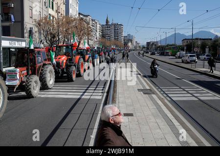 Napoli, Italia. 14 febbraio 2024. Napoli quasi 100 persone provenienti da tutta la Campania hanno marciato per protestare e chiedere una riduzione delle tasse sul carburante, prezzi migliori per i loro prodotti e un allentamento delle norme ambientali comunitarie che, secondo loro, rendono più difficile competere con prodotti stranieri meno costosi. Sfilano lungo le strade di Napoli per arrivare a Piazza Municipio e al lungomare di via Caracciolo. Credito: Agenzia fotografica indipendente/Alamy Live News Foto Stock