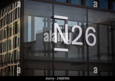 Berlino, Germania. 10 luglio 2023. Il logo della banca online N26 è attaccato alla facciata. Credito: Fernando Gutierrez-Juarez/dpa/Alamy Live News Foto Stock