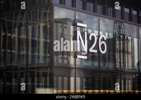 Berlino, Germania. 10 luglio 2023. Il logo della banca online N26 è attaccato alla facciata. Credito: Fernando Gutierrez-Juarez/dpa/Alamy Live News Foto Stock