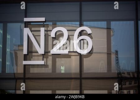 Berlino, Germania. 10 luglio 2023. Il logo della banca online N26 è attaccato alla facciata. Credito: Fernando Gutierrez-Juarez/dpa/Alamy Live News Foto Stock