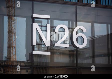 Berlino, Germania. 10 luglio 2023. Il logo della banca online N26 è attaccato alla facciata. Credito: Fernando Gutierrez-Juarez/dpa/Alamy Live News Foto Stock